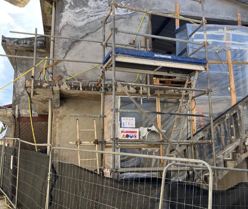AGHT redonne vie à un logement de Schoelcher : Retour sur un chantier de désamiantage remarquable